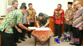 Terlihat Dandim 0828 Sampang Letkol Czi Ary Syahrial menandatangi MoU program pembangunan RTLH.