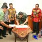 Terlihat Dandim 0828 Sampang Letkol Czi Ary Syahrial menandatangi MoU program pembangunan RTLH.