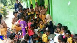 Mahasiswa UTM tengah menemani siswa-siswi SDN Karang Panasan, Blega, membaca di perpustakaan ala KKN kelompok 67 UTM.