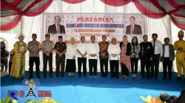 Pose bersama Menteri Riset, Teknologi, dan Pendidikan Tinggi Prof. H. Mohamad Nasir, Ph.D., Ak dengan Rektor UNG dan semua Dosennya, Rektor Unisan, Rektor UMGo, Wakil Gubernur Gorontalo, Anggota Komisi VII DPR-RI Fadel Muhammad, Bupati Bone Bolango, Walikota dan sejumlah pejabat lainnya.