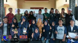 Pose bersama mahasiswa KKN kelompok 39 UTM dengan Kepala Desa Alas Rajah dan perangkatnya.