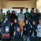 Pose bersama mahasiswa KKN kelompok 39 UTM dengan Kepala Desa Alas Rajah dan perangkatnya.