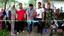Terlihat Kepala Desa Sobih tengah memotong pita tanda dibukanya kegiatan JJS oleh KKN kelompok 44 UTM.