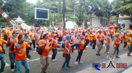 Peserta aksi Gerakan Pungut Sampah (GPS) saat melakukan senam kebugaran didepan kantor DPRD Kota Cimahi.