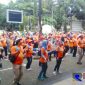 Peserta aksi Gerakan Pungut Sampah (GPS) saat melakukan senam kebugaran didepan kantor DPRD Kota Cimahi.