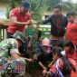 Kekompakan anggota Koramil 06/Margoyoso dengan masyarakat dan siswa-siswi SD setempat saat menanam pohon.