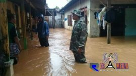 anggota Babinsa Desa Alasdowo saat mengecek warga yang rumahnya terendam luapan air sungai.