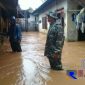 anggota Babinsa Desa Alasdowo saat mengecek warga yang rumahnya terendam luapan air sungai.
