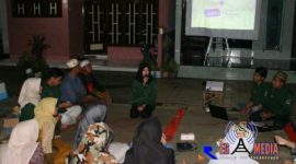 Saat berlangsungnya KKN kelompok 71 UTM bersama masyarakat sosialisasikan tentang pengelolaan sampah.