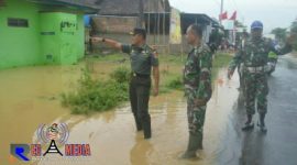 Danramil 04/Kayen Kapten Cba M. Zuhri memantau dan turun langsung kelokasi banjir.