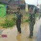 Danramil 04/Kayen Kapten Cba M. Zuhri memantau dan turun langsung kelokasi banjir.
