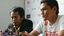 Saat konferensi pers pelatih Cilegon United (Imam Riyadi).