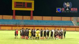 Para pemain Madura United saat persiapan menjalani latihan di Stadion Gelora Ratu Pamelingan, Pamekasan.