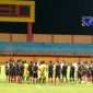 Para pemain Madura United saat persiapan menjalani latihan di Stadion Gelora Ratu Pamelingan, Pamekasan.