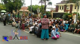 Ratusan aksi massa dari Ikatan Alumni Bata-Bata (IKABA) saat memadati kantor Pengadilan Negeri Sampang.