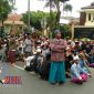Ratusan aksi massa dari Ikatan Alumni Bata-Bata (IKABA) saat memadati kantor Pengadilan Negeri Sampang.