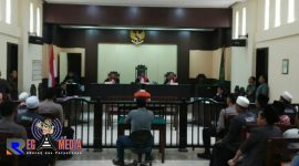 Suasana saat berlangsungnya sidang perdana pelaku penembakan (Idris), di Pengadilan Negeri Sampang.