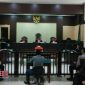 Suasana saat berlangsungnya sidang perdana pelaku penembakan (Idris), di Pengadilan Negeri Sampang.