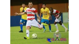 Salah satu pemain Madura United mencoba mengecoh pemain Cilegon United dan mengumpan bola.