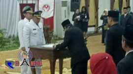 Gubernur Jawa Timur Soekarwo saat menandatangani SK H. Slamet Junaidi dan H. Abdullah Hidayat sebagai Bupati-Wakil Bupati Sampang.