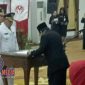 Gubernur Jawa Timur Soekarwo saat menandatangani SK H. Slamet Junaidi dan H. Abdullah Hidayat sebagai Bupati-Wakil Bupati Sampang.