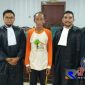 Terdakwa Padla (dua dari kiri) didampingi Ketua dan tim LBH PUSARA usai menjalani persidangan di Pengadilan Negeri Pamekasan.