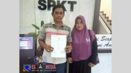 Korban menunjukkan tandi bukti pelaporan ke Propam Polda Jatim beberapa waktu lalu.