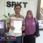 Korban menunjukkan tandi bukti pelaporan ke Propam Polda Jatim beberapa waktu lalu.