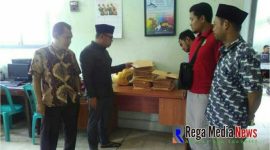Bawaslu Sampang saat mengecek keberadaan Tabloid Indonesia Barokah, Jumat (25/01/2019).