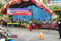 Beberapa pemuda tampak membentangkan  benner disekitar Monumen Sampang.