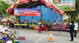 Beberapa pemuda tampak membentangkan  benner disekitar Monumen Sampang.