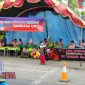 Beberapa pemuda tampak membentangkan  benner disekitar Monumen Sampang.