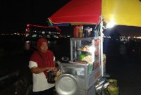 Ibu Hotimah penjual pentol yang mangkal dipelabuhan Kamal