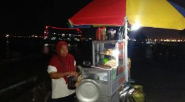 Ibu Hotimah penjual pentol yang mangkal dipelabuhan Kamal