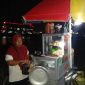 Ibu Hotimah penjual pentol yang mangkal dipelabuhan Kamal