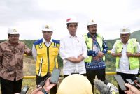 PresidenJokowi saat kunjungi bendungan Bendo di Ponorogo
