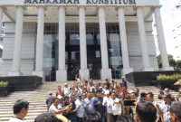 Suasana saat MK menolak Permohonan termohon Paslon no 2 dan menyatakan menerima hasil PSU oleh KPUD Sampang.(foto/Adi)