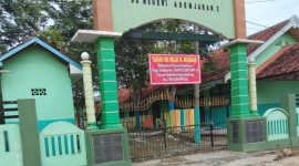 SDN Asem Jaran 2 disegel oleh pemilik lahan.(foto Adi/RMN)