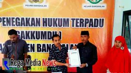 Divisi penegakan pelanggaran, Mashuri, saat menerima laporan dugaan penghilangan APK dari H. Muzawir di Kantor Bawaslu Bangkalan