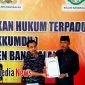 Divisi penegakan pelanggaran, Mashuri, saat menerima laporan dugaan penghilangan APK dari H. Muzawir di Kantor Bawaslu Bangkalan