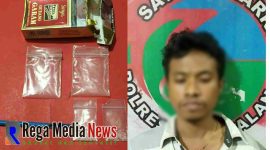Tersangka dan barang bukti narkoba jenis sabu-sabu saat diamankan di Mapolres Bangkalan.