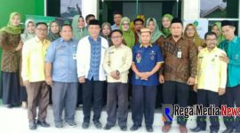 Kepala KUA Botupingge (berkemeja cokelat) saat pose bersama diacara sukuran 