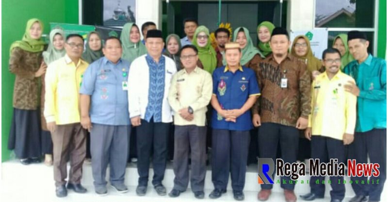 Kepala KUA Botupingge (berkemeja cokelat) saat pose bersama diacara sukuran 