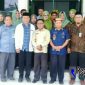 Kepala KUA Botupingge (berkemeja cokelat) saat pose bersama diacara sukuran 