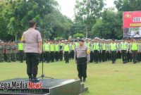 Kaplres Bangkalan AKBP Boby Pa'ludin Tambunan saat pimpin gelar Apel Pengamanan di halaman Mapolres Bangkalan. Foto : Humas Polres Bangkalan