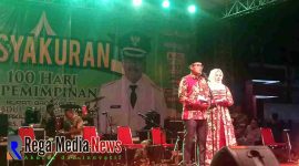 Bupati Bangkalan, R. Abdul Latif Amin Imron di dampingi istrinya saat menyampaikan sambutan 