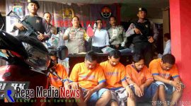 Kapolres Bangkalan AKBP Boby Pa'ludin Tambunan saat menunjukkan barang bukti 
