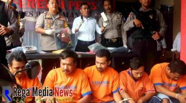 Komplotan spesialis pencuri duduk di hadapan jajaran kepolisian ketika Kapolres Bangkalan AKBP Boby Pa'ludin Tambunan, menunjukkan beberapa barang bukti.