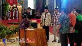 Katua KPUD Bangkalan Fauzan Ja'far menandatangani surat keputusan di gedung rato ebuh