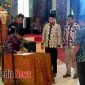 Katua KPUD Bangkalan Fauzan Ja'far menandatangani surat keputusan di gedung rato ebuh